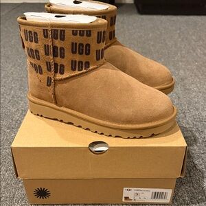 Womens size 7 UGGs
BRAND NEW
